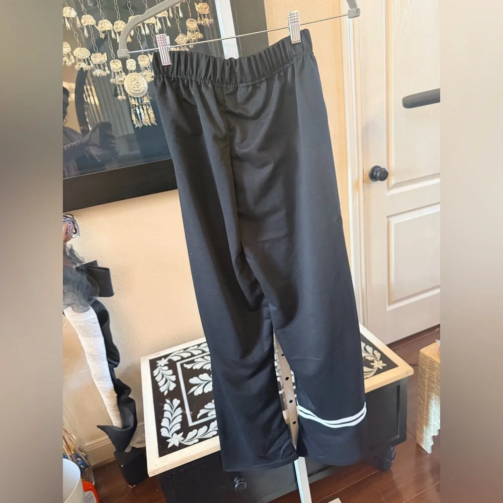 ALO Yoga Black and White Set - Picture 6 of 7